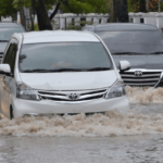 Mobil Mogok Ketika Menerjang Banjir, Coba Tips Ini!