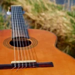 5 Perbedaan Gitar Akustik dan Klasik, Pemula Wajib Tahu!